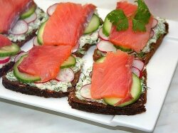 Датский бутерброд с семгой и овощами