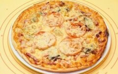 Домашняя пицца с чесноком, помидорами и грибами