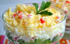 Слоеный крабовый салат с рисом
