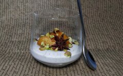 Парфе с йогуртом, запеченной хурмой и фисташками