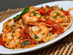 Спагетти с креветками, грибами и помидорами