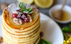 Творожные панкейки с  изюмом и медом