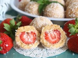 Творожные шарики с клубникой на десерт