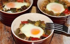 Запеченные яйца с баклажаном, перцем и кабачком