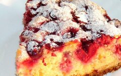 Нежный вишневый пирог на сметане