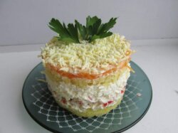 Слоеный крабовый салат с креветками