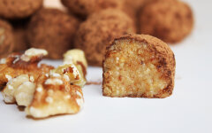 Конфеты с грецким орехом из печенья и сгущенки