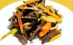 Теплый салат из говядины и овощей с соевым соусом