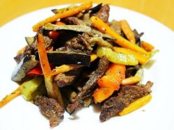 Теплый салат из говядины и овощей с соевым соусом