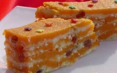 Запеченная тыква с творогом и изюмом