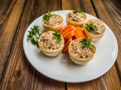 Тарталетки с сардиновым паштетом
