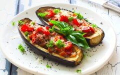 Запеченные лодочки из баклажанов с шампиньонами и сыром