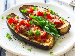 Запеченные лодочки из баклажанов с шампиньонами и сыром