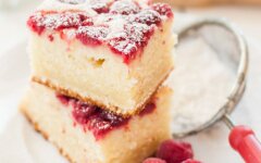 Скорый сметанный пирог с джемом