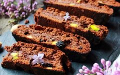 Шоколадно-миндальное печенье с изюмом