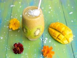 Кисло-сладкий смузи из манго и киви