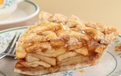 Грушевая шарлотка с изюмом и ромашковым кремом