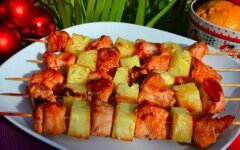 Шашлык из курицы и ананаса на шпажках в духовке