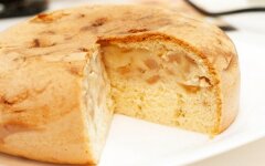 Нежная яблочная шарлотка в мультиварке