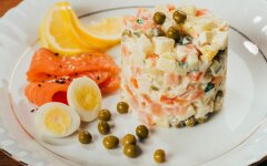 Новогодний оливье с копченой скумбрией