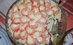 Праздничный салат с креветками и авокадо