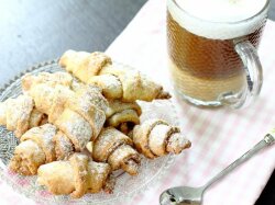 Песочные рогалики с орешками и корицей