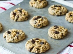 Овсяное печенье с орехами, корицей и изюмом