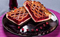 Брусничный пирог с корицей из слоеного теста