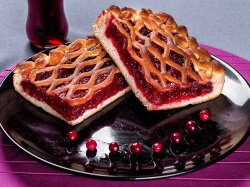 Брусничный пирог с корицей из слоеного теста