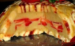 Клубничная шарлотка с ванилином в мультиварке