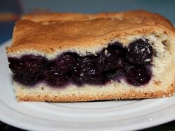 Пирог с начинкой из черники