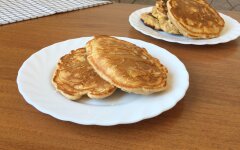 Панкейки с яблоком и корицей на молоке