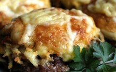 Стожки из мясного фарша с горчичным соусом