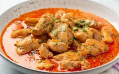 Куриный паприкаш с лапшой и зеленью