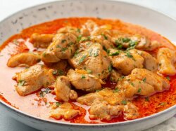 Куриный паприкаш с лапшой и зеленью