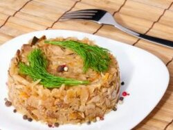 Тушеная краснокочанная  капуста с зеленым луком