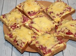 Горячие бутерброды с сыром, колбасой и болгарским перцем