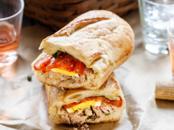 Сэндвич с тунцом, сыром и яйцом