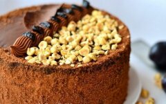 Шоколадный торт с черносливом и со сливочно-карамельным кремом