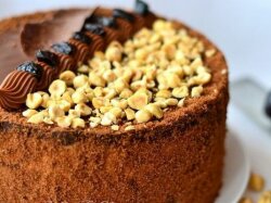 Шоколадный торт с черносливом и со сливочно-карамельным кремом