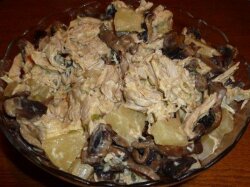 Легкий салат с ананасом, курицей и грибами