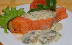 Запеченный лосось в сливочном соусе с грибами