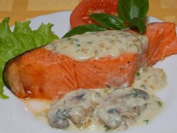 Запеченный лосось в сливочном соусе с грибами