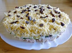 Салат «Дамский каприз» с языком, ветчиной и грибами