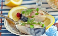 Маринованная скумбрия кусочками с чесноком