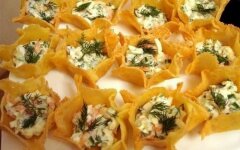 Тарталетки из сыра с огурцом и креветками