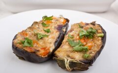 Запеченные баклажаны с помидорами, шампиньонами и сыром