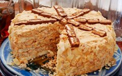 Торт «Сникерс» со сгущенкой и арахисом
