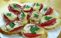 Горячие бутерброды с колбасой, помидорами и сыром в микроволновке