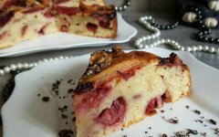 Клубничная шарлотка с манкой